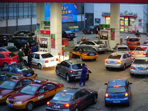 Xếp hàng chờ mua xăng trước giờ giá tăng tại Bắc Kin. (Nguồn: AFP/TTXVN) Trung Quốc sẽ thành nước nhập khẩu năng lượng lớn nhất ảnh 1