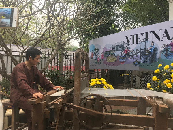 Tôn vinh lụa tại Tuần lễ thời trang Thu Đông Việt Nam-Italia ảnh 2