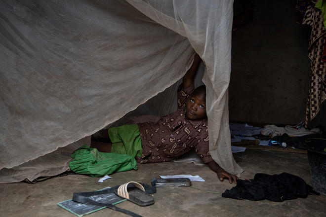 Mắc màn tránh muỗi phòng bệnh sốt rét tại ngoại ô Ouagadougou, Burkina Faso, ngày 21/8/2019. (Ảnh: AFP/TTXVN) Dịch bệnh COVID-19 khiến sốt rét trở thành ''căn bệnh bị lãng quên'' ảnh 1