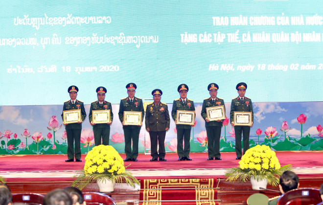 Đại tướng Chansamone Chanyalath, Bộ trưởng Bộ Quốc phòng CHDCND Lào trao Huân chương Tự do hạng Nhì cho các cá nhân của Quân đội nhân dân Việt Nam. (Ảnh: Dương Giang/TTXVN) Trao Huân chương của Nhà nước Việt Nam và Lào cho các tập thể, cá nhân ảnh 4