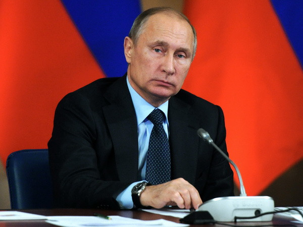 Tổng thống Nga Vladimir Putin trong một cuộc họp ở Yaroslavl ngày 12/11. (Nguồn: EPA/TTXVN) Đa số người Nga vẫn muốn ông Putin tiếp tục làm tổng thống sau 2018 ảnh 1