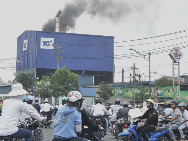 Ô nhiễm môi trường không khí đang ở mức báo động. (Nguồn ảnh: TTXVN) Khiếu nại, tố cáo tiếp tục "nóng" trong lĩnh vực đất đai và môi trường ảnh 1