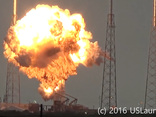 Tên lửa Falcon 9 phát nổ, vỡ thành nhiều mảnh sau khi rời bệ phóng ảnh 1