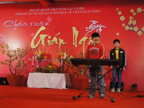 Biểu diễn văn nghệ đón Tết. (Ảnh: Minh Lý/Vietnam+) Cộng đồng người Việt Nam tại Ấn Độ đón Tết Giáp Ngọ ảnh 1