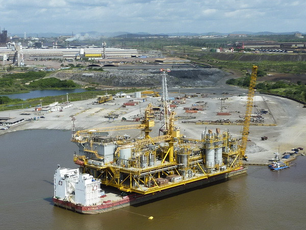Giàn khoan dầu khí đầu tiên do PDVSA xây dựng ở Orinoco, Venezuela. (Nguồn: AFP/TTXVN) Venezuela tuyên bố đáp trả tập đoàn tài chính của Mỹ ảnh 1