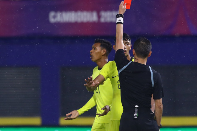 U22 Malaysia phải nhận 2 thẻ đỏ trong trận gặp U22 Việt Nam. (Ảnh: Hoàng Linh/TTXVN) Loại U22 Malaysia, U22 Việt Nam và U22 Thái Lan thẳng tiến bán kết ảnh 2