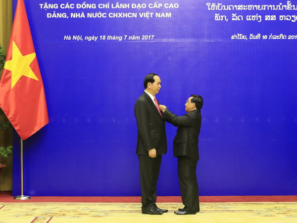 Đảng, Nhà nước Lào trao phần thưởng cao quý tặng lãnh đạo Việt Nam ảnh 1
