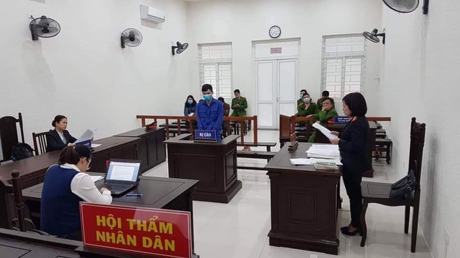 Bị cáo Trần Văn Phương trong phiên tòa xét xử vụ mua bán thận. (Ảnh: Kim Anh/Vietnam+) Phạt tù 'ông trùm' môi giới mua bán thận, thu hàng trăm triệu đồng ảnh 1
