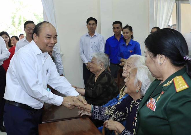 Thủ tướng trao quà Tết cho gia đình chính sách, hộ nghèo, công nhân ảnh 1