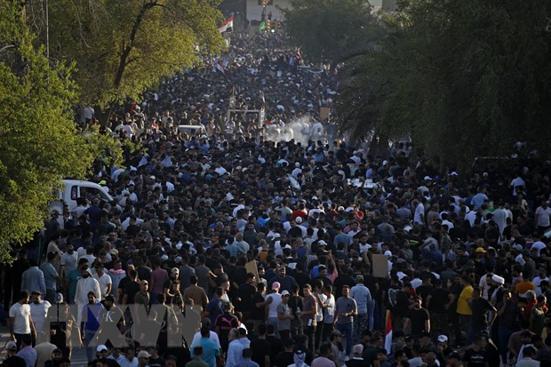 Người dân Iraq biểu tình phản đối hành động đốt Kinh Koran ở thủ đô Baghdad, ngày 30/6/2023. (Ảnh: AFP/TTXVN) Tổ chức Hợp tác Hồi giáo họp khẩn về hành vi báng bổ kinh Koran ảnh 1