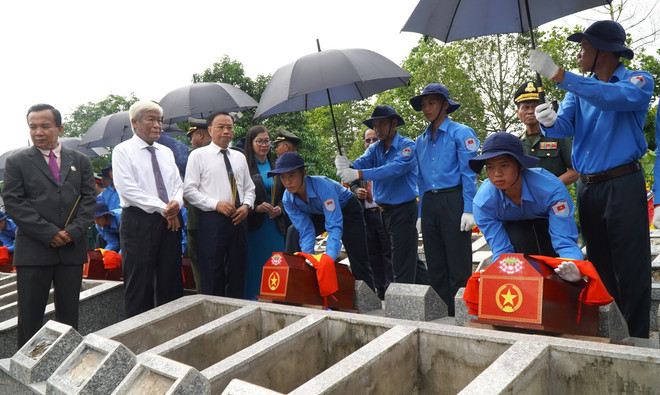 ttxvn_dong thap hai cot liet sy.jpg