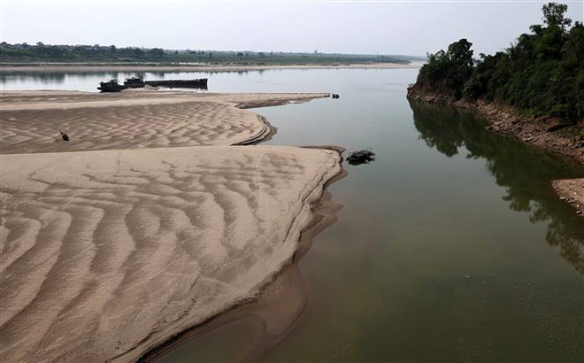 Hòa Bình: Nước hạ lưu sông Đà xuống thấp, lộ ra nhiều vật liệu nổ ảnh 1