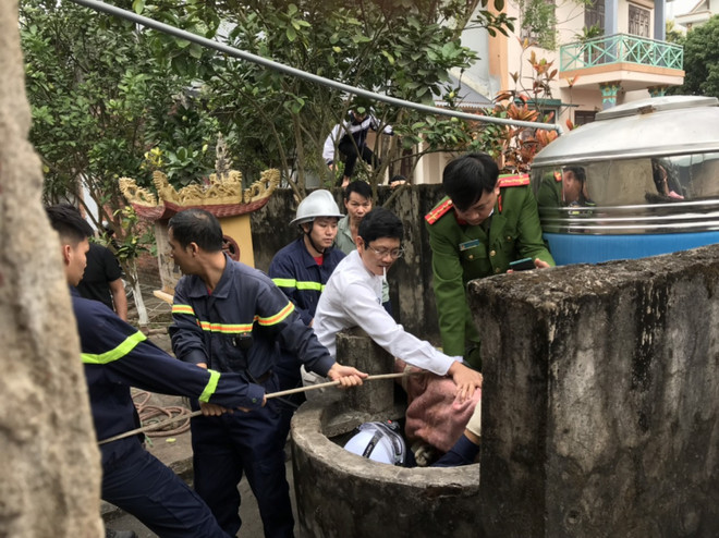 Hà Nội: Cứu sống một người đàn ông rơi xuống giếng sâu 25m ảnh 1