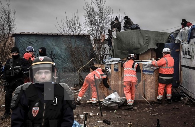 Hàng nghìn người đổ về Paris sau khi lán trại ở Calais bị dỡ bỏ ảnh 1