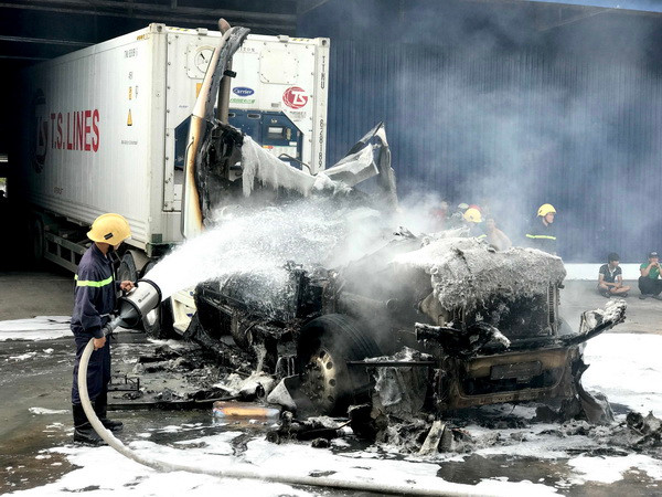 Xe container chở thanh long ở Bình Thuận bốc cháy dữ dội ảnh 1