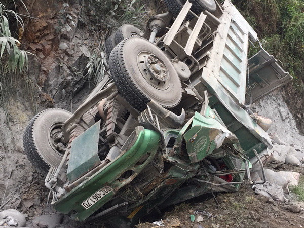 Xe tải chở ximăng đâm vào vách núi, tài xế tử vong tại chỗ ảnh 1