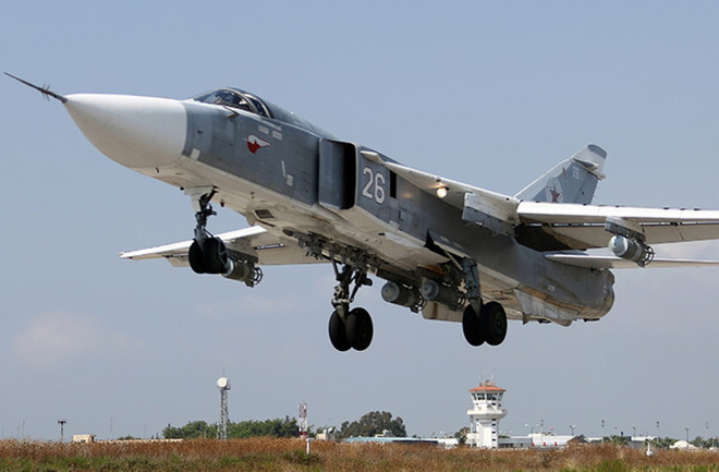 Cận cảnh máy bay Su-24 của Nga trước giờ không kích IS ở Syria ảnh 1
