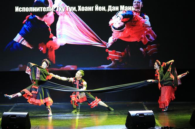 Tiết mục múa của các nghệ sỹ Đội quân Văn hóa. (Ảnh: Trần Hiếu/TTXVN) Army Games 2022: Đội tuyển Xe tăng Việt Nam lọt vào vòng bán kết ảnh 2