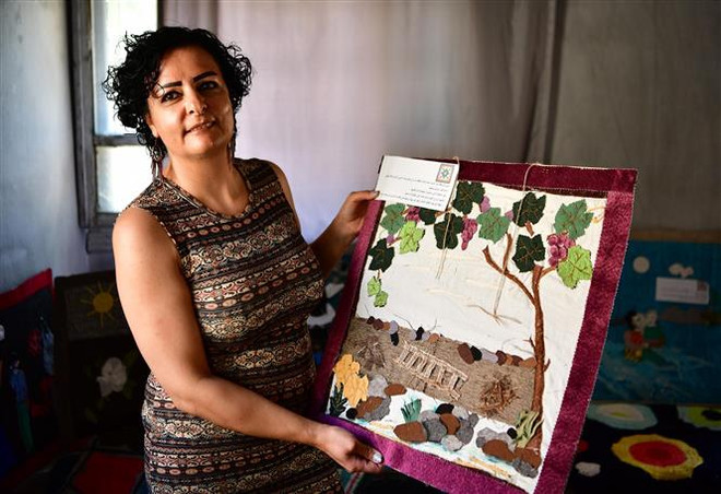 Phụ nữ Syria chữa lành tâm hồn bằng nghệ thuật từ vải vụn ảnh 1