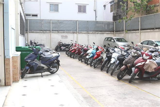 Sử dụng hành lang an toàn phòng cháy chữa cháy tòa nhà làm nơi giữ xe có thu phí tại chung cư 86 Tản Đà, quận 5. (Ảnh: Trần Xuân Tình/TTXVN) Tranh chấp chung cư tại TP.Hồ Chí Minh: Kiến nghị cưỡng chế chủ đầu tư ảnh 1