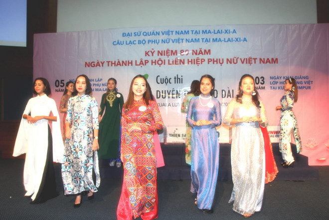 Các thí sinh trong phần thi áo dài. (Ảnh: Hoàng Nhương/Vietnam+) Hoạt động chào mừng Ngày Phụ nữ Việt Nam 20/10 tại Malaysia ảnh 2
