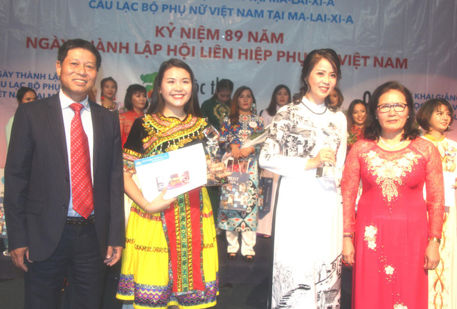 Hai thí sinh (đứng giữa) đoạt giải cao nhất cuộc thi. (Ảnh: Hoàng Nhương/Vietnam+) Hoạt động chào mừng Ngày Phụ nữ Việt Nam 20/10 tại Malaysia ảnh 1