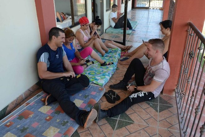 Hơn 750 người Cuba di cư bay trực tiếp từ Costa Rica đến Mexico ảnh 1