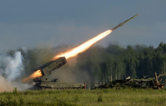 Súng phun lửa tự hành hạng nặng TOS-1A trong buổi trình diễn Triển lãm Quốc phòng 2015. (Nguồn: Sputniknews) Saudi Arabia tiếp nhận lô súng phun lửa Solntsenpyok đầu tiên từ Nga ảnh 1