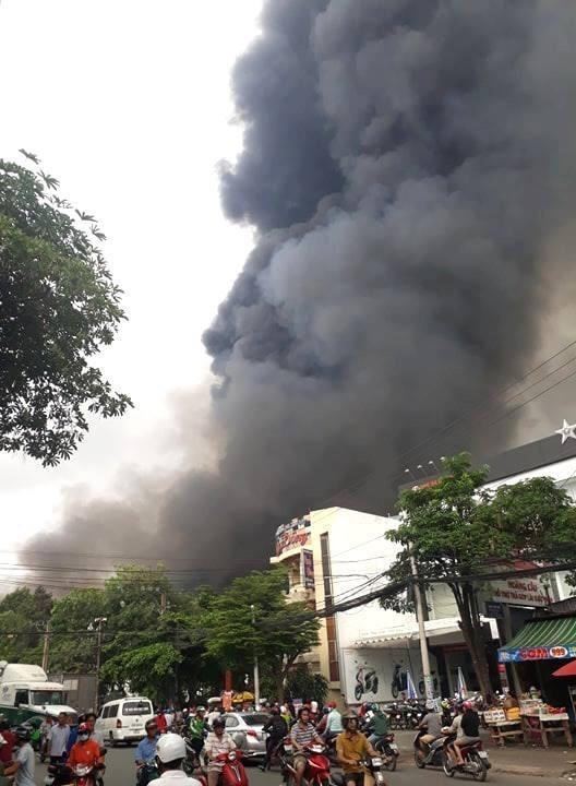 Bình Dương: Đang cháy lớn tại khu công nghiệp Sóng Thần 2 ảnh 2