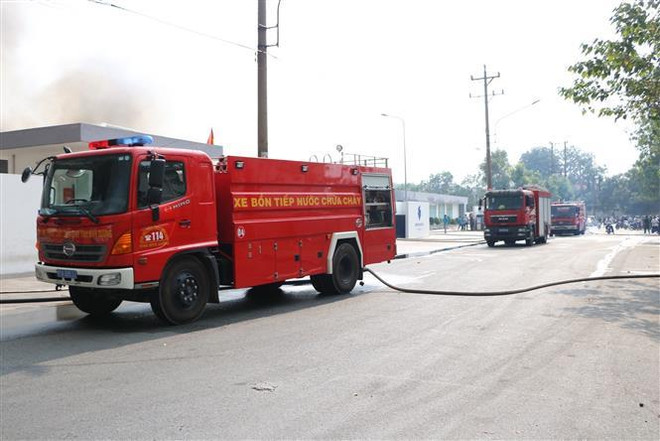 Bình Dương: Đang cháy lớn tại khu công nghiệp Sóng Thần 2 ảnh 3