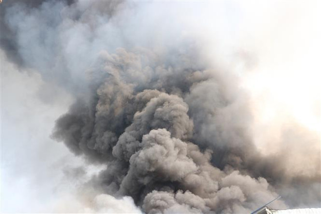 Bình Dương: Đang cháy lớn tại khu công nghiệp Sóng Thần 2 ảnh 1