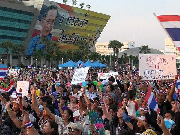 Người biểu tình Thái cắt điện, khóa cửa cơ quan chính phủ ảnh 1