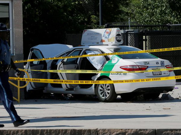 Mỹ: Taxi đâm vào đám đông ngoài sân bay, 10 người bị thương ảnh 1