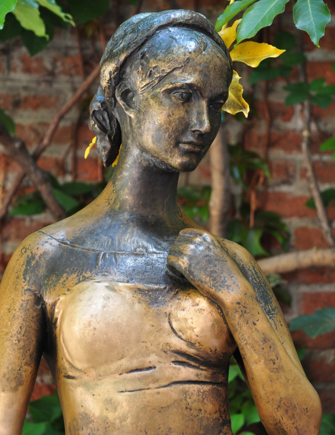 Tìm thấy hàng trăm lá thư, chìa khóa tình yêu trong tượng Juliet ảnh 1