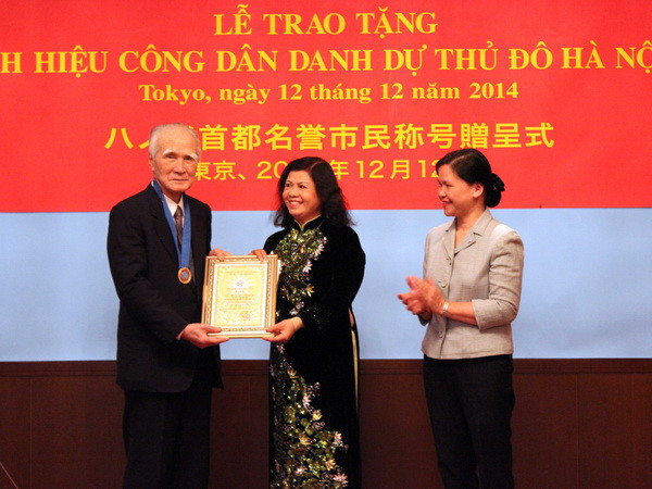 Trao tặng danh hiệu công dân danh dự thủ đô Hà Nội cho cựu Thủ tướng Tomiichi Murayama. (Ảnh: Hữu Thắng/TTXVN) Cựu Thủ tướng Nhật Bản nhận danh hiệu công dân danh dự Hà Nội ảnh 1