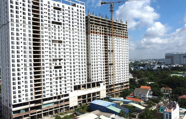 Dự án đã xây dựng thô hai tòa tháp cao tầng sau đó "trùm mền." (Nguồn: Báo Tiền Phong) tp-bd-1-443.jpg