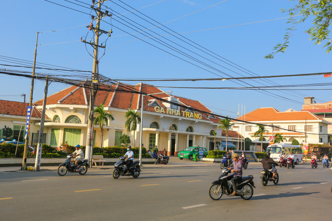Ga Nha Trang tọa lạc ở khu trung tâm thành phố tại số 17 đường Thái Nguyên, thành phố Nha Trang, tỉnh Khánh Hòa. (Ảnh: Minh Sơn/Vietnam+) Vì sao nhiều địa phương muốn đẩy nhà ga đường sắt ra khỏi nội đô? ảnh 1