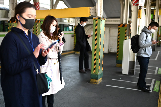 Người dân đeo khẩu trang phòng lây nhiễm COVID-19 tại Tokyo, Nhật Bản, ngày 8/4/2020. (Ảnh: AFP/TTXVN) Nhật công bố cơ cấu tuổi người nhiễm COVID-19, Ấn Độ gia hạn phong tỏa ảnh 1