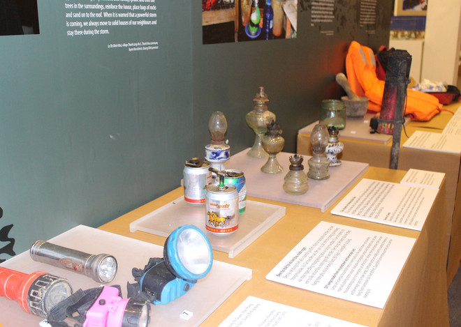 Cảm nhận nỗi đau của những người phụ nữ "sống chung với lũ" qua ảnh ảnh 6