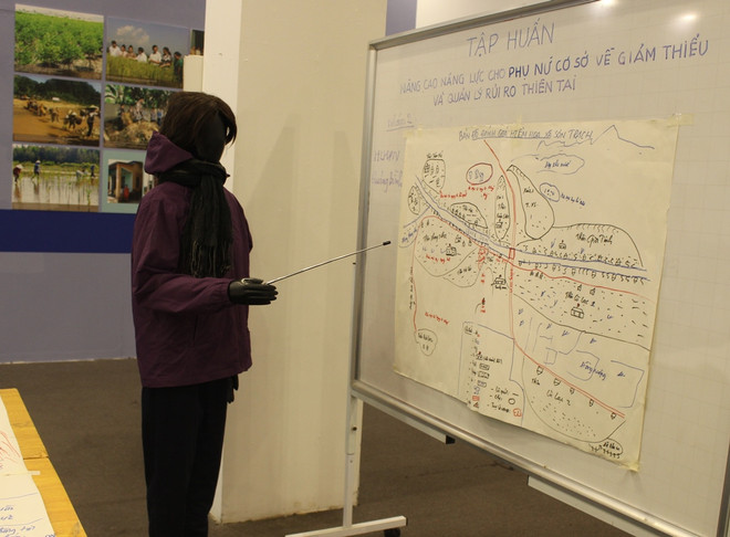 Cảm nhận nỗi đau của những người phụ nữ "sống chung với lũ" qua ảnh ảnh 7