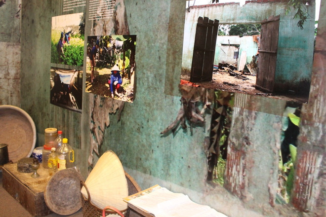 Cảm nhận nỗi đau của những người phụ nữ "sống chung với lũ" qua ảnh ảnh 5