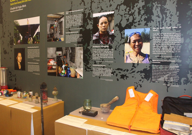 Cảm nhận nỗi đau của những người phụ nữ "sống chung với lũ" qua ảnh ảnh 1