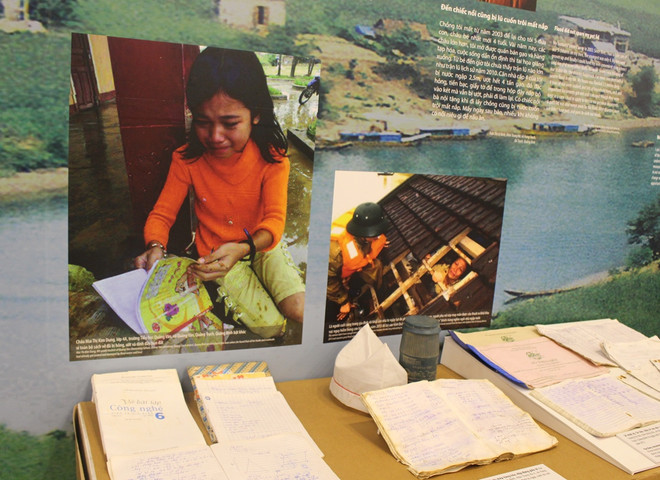 Cảm nhận nỗi đau của những người phụ nữ "sống chung với lũ" qua ảnh ảnh 3