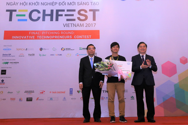 Ông Phan Xuân Dũng, Chủ nhiệm Ủy ban KHCN và Môi trường Quốc hội (phải) và ông Chu Ngọc Anh, Bộ trưởng Bộ KH&CN trao giải cho đội đạt giải Nhất. Techfest 2017: Cam kết đầu tư 4,5 triệu USD cho 29 thương vụ ảnh 2