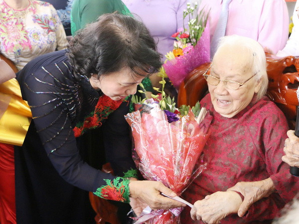 Chủ tịch Quốc hội Nguyễn Thị Kim Ngân mừng thọ đồng chí Ngô Thị Huệ. (Ảnh: Hoài Thu/TTXVN) Khánh thành Nhà lưu niệm cơ sở cách mạng Ngô Thị Huệ ảnh 1