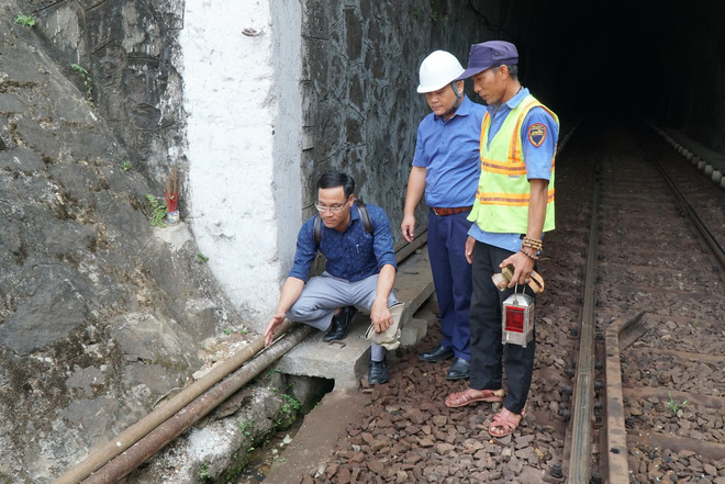 Công ty Cổ phần Đường sắt Quảng Nam- Đà Nẵng kiểm tra hệ thống cống thoát nước tại Hầm số 14. (Ảnh: Quốc Dũng/TTXVN) ham_duong_sat_khu_vuc_deo_hai_van_bi_xuong_cap2.jpg