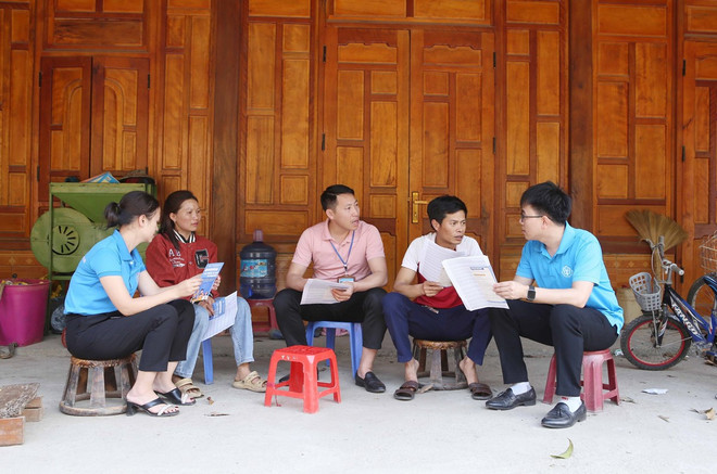 Cán bộ BHXH huyện Phong Thổ (Lai Châu) tuyên truyền đến người dân về những lợi ích, quyền lợi khi tham gia đóng bảo hiểm xã hội tự nguyện tại bản Lả Nhì Thàng. (Ảnh: Quý Trung/TTXVN) giam_thieu_tinh_trang_rut_bao_hiem_xa_hoi_1_lan_.jpg
