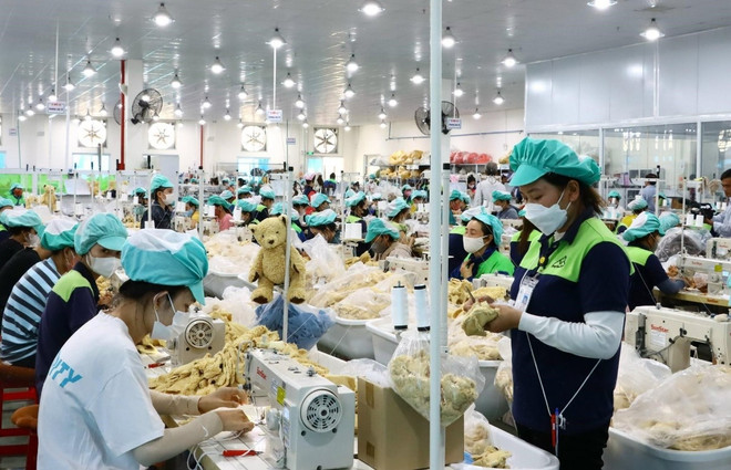 Công nhân sản xuất tại Công ty TNHH Innoflow NT, Khu công nghiệp Du Long, huyện Thuận Bắc, tỉnh Ninh Thuận. (Ảnh: TTXVN phát) nguoi lao dong.jpg