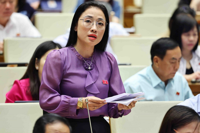 Đại biểu Quốc hội tỉnh Bến Tre Nguyễn Thị Yến Nhi phát biểu ý kiến. (Ảnh: Minh Đức/TTXVN) quoc_hoi_thao_luan_ve_du_thao_luat_bao_hiem_xa_hoi_sua_doi.jpg