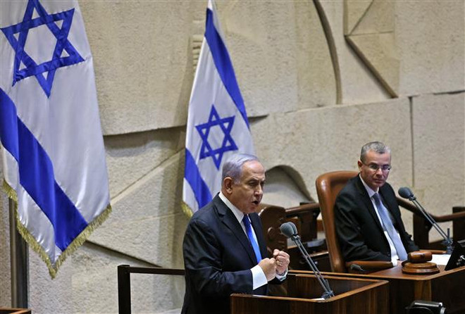 Thủ tướng Israel đắc cử Benjamin Netanyahu (trái) và Chủ tịch Quốc hội Yariv Levin tại một phiên họp Quốc hội Israel ở Jerusalem. (Ảnh: AFP/TTXVN) Israel: Các chính đảng ký thỏa thuận liên minh sau 2 tháng đàm phán ảnh 1